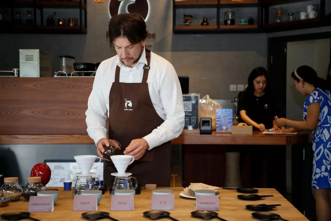 瑞幸冠军咖啡师andrea主题咖啡小馆北京落成