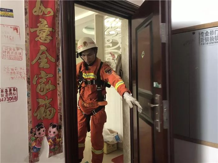 上饶一儿童被反锁屋内消防员变身蜘蛛侠空降开门