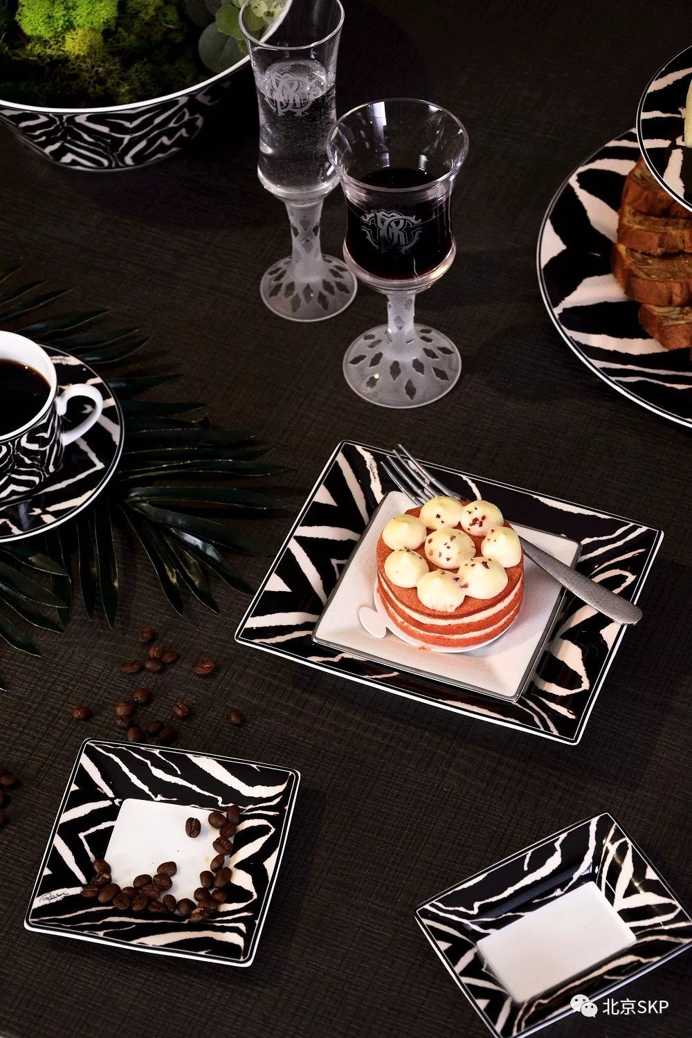 skphomeselect丨robertocavalli餐瓷系列体现生活中的内在精致与外在