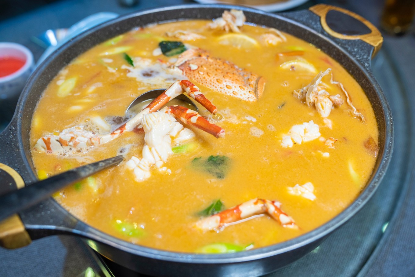 泰式彩电龙虾,这是一只五六斤重的大龙虾,肉质q弹,改良版的泰式汤品