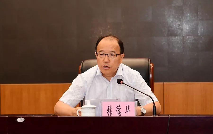 玉溪日报记者 曾永洪 摄市委副书记,市长张德华主持会议并就做好全市"