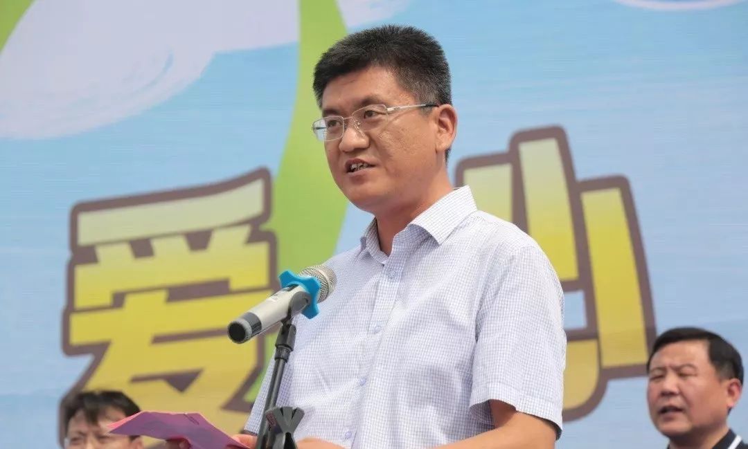 市委常委,宣传部部长高兆波讲话播撒文明贴车贴,系绿丝带活动现场我们