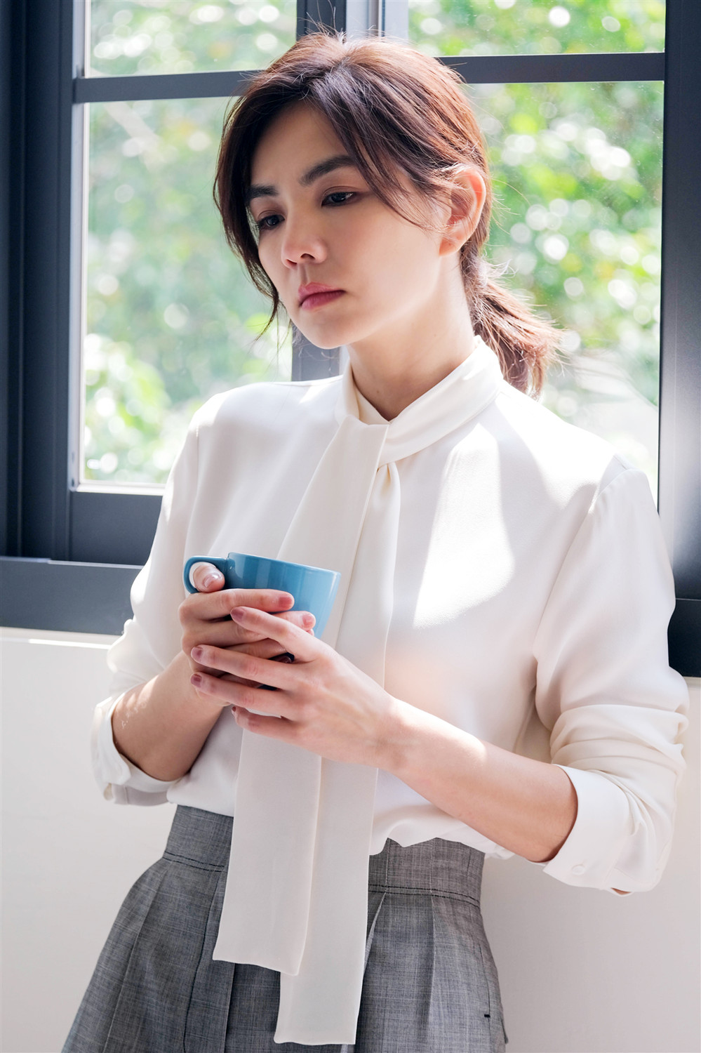 ella陈嘉桦发布全新单曲都几岁了分裂式mv展现双重选择引发共鸣