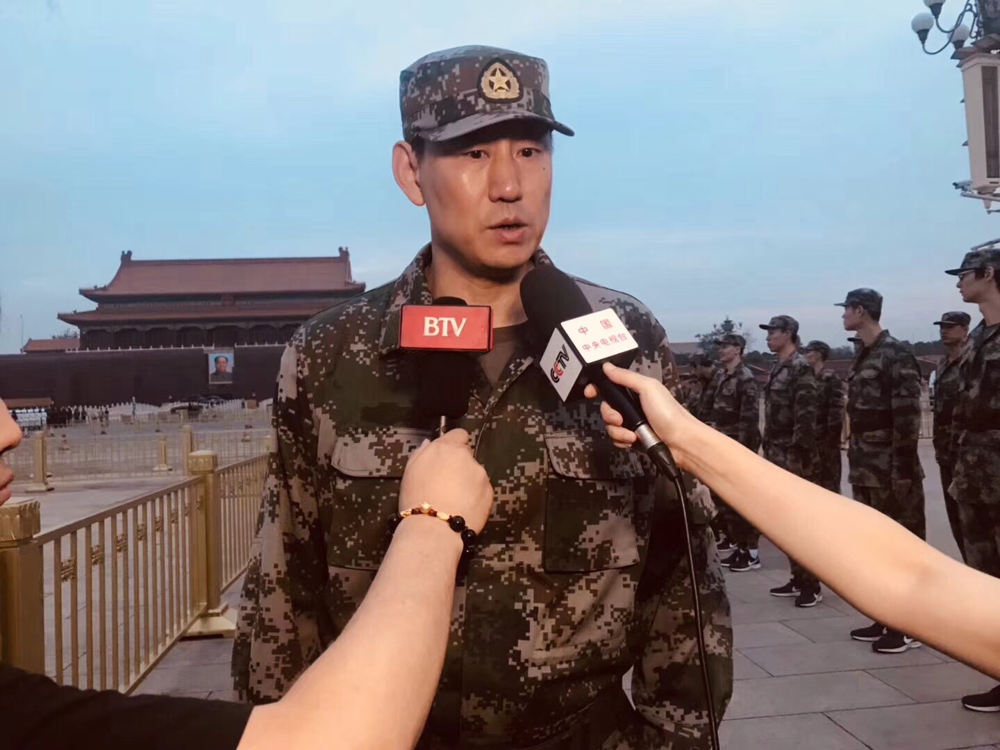 中国男篮天安门广场参加升国旗仪式身着军装精神抖擞