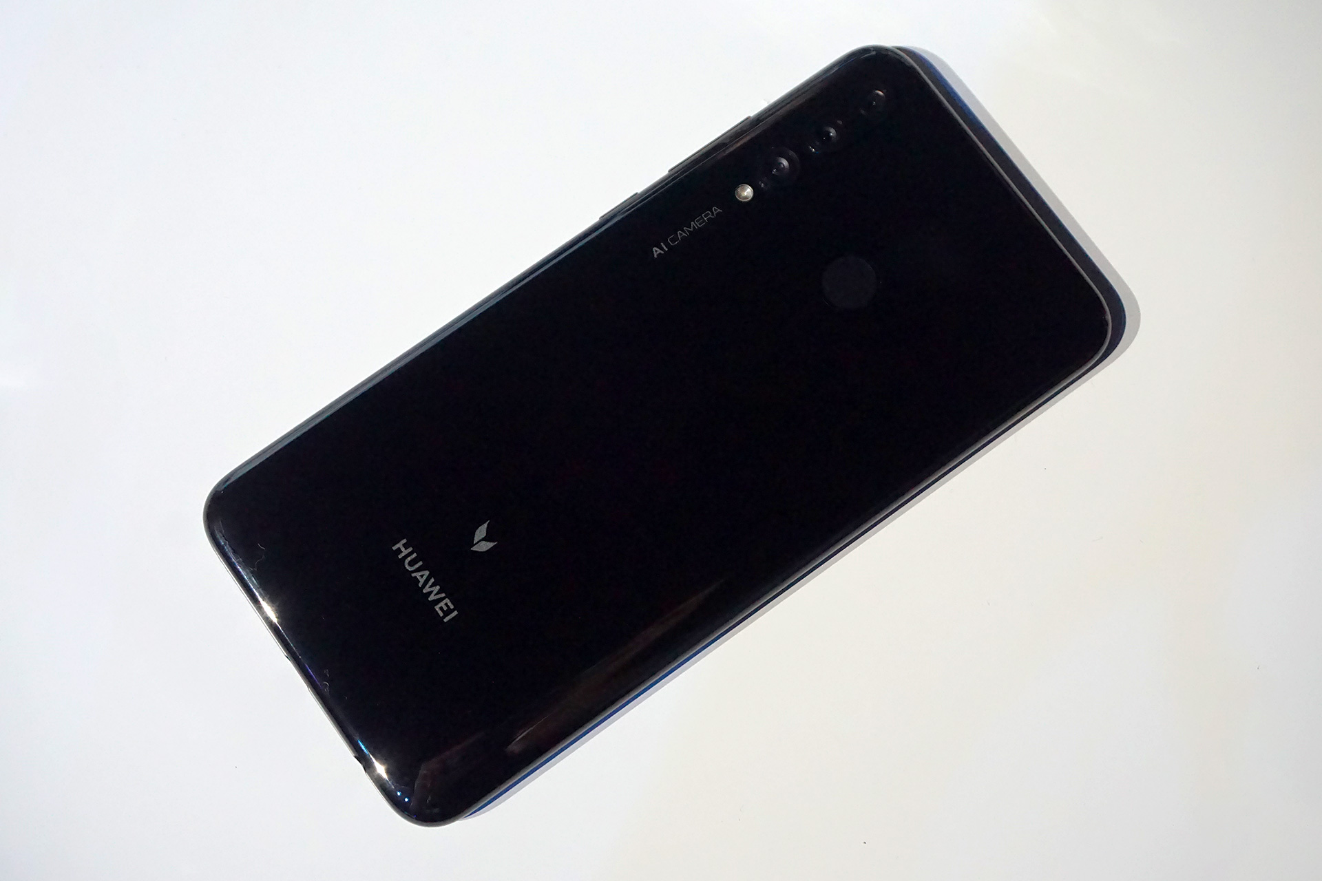 珍珠屏 一体化弧面机身 华为麦芒8现场实拍图赏