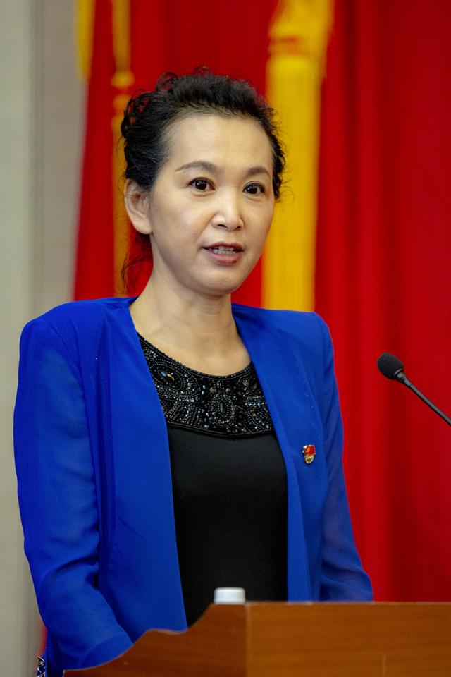 市卫健中心主任张春青主持会议,市卫健委党组书记都英杰出席会议并