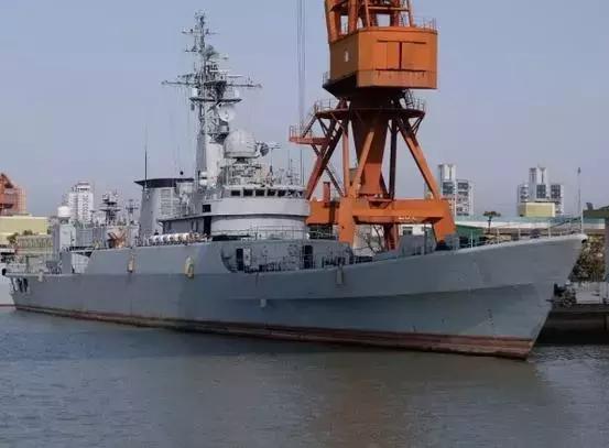 2018年4月,已经涂上灰色涂装刷去原来舷号的"铜陵"舰等待被改装后