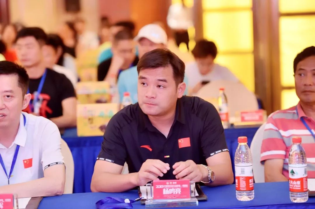 运动员黄常洲▲成都体育学院竞技体校校长周辉▲四川省田径协会副秘书