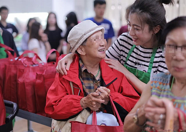 女首富甘比端午探望独居老人现场端茶送水