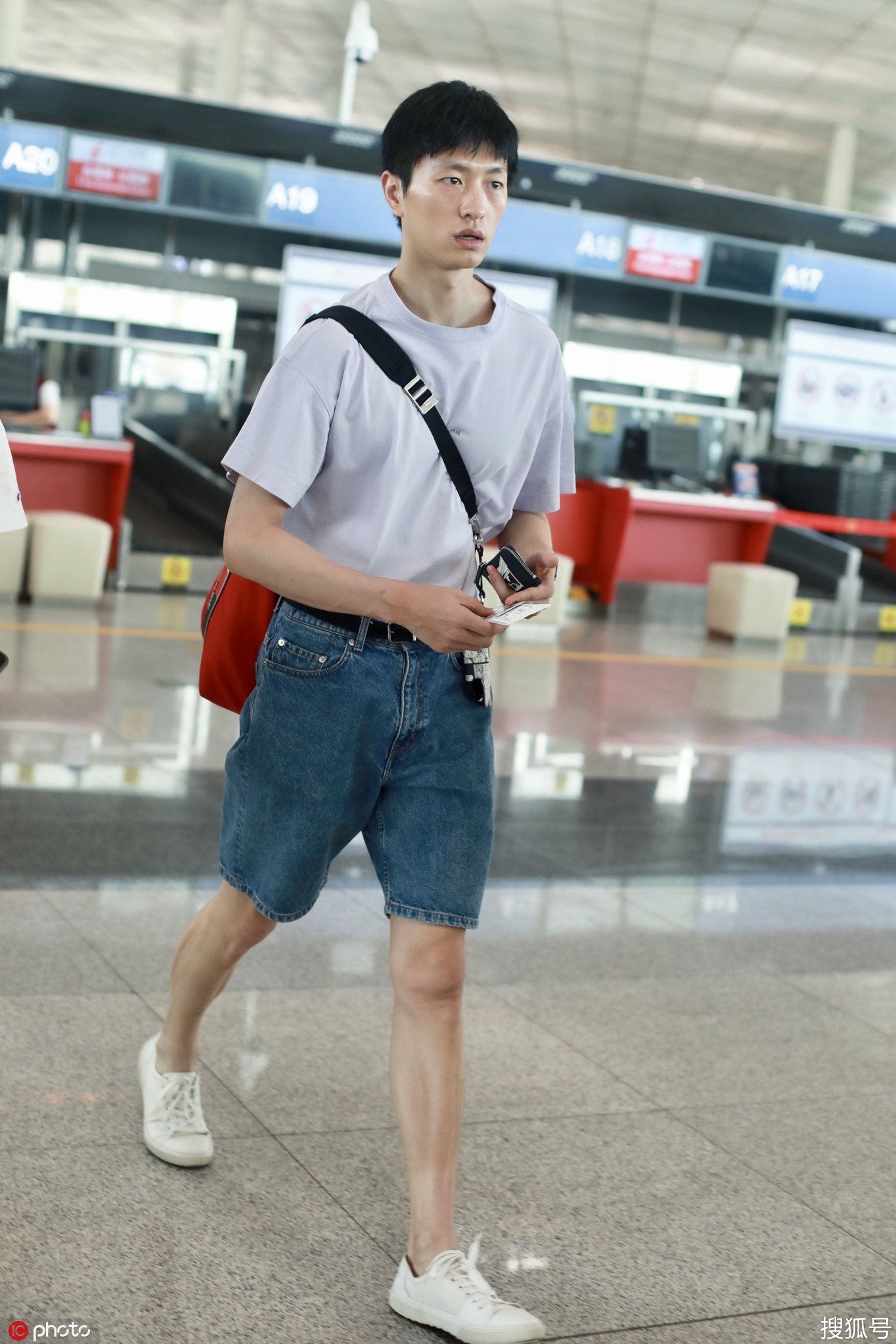 超模金大川罕见街拍曝光 模特随便穿就稳赢了