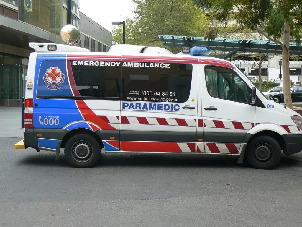 家长应该记住,在发生急性病时一定要及时拨打000叫救护车,走急诊通道.