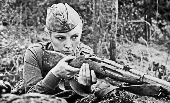 无数的德国女性都遭到了盟军士兵的奸污残害,这些党卫军的女兵也都