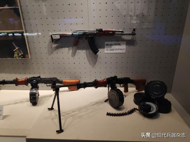 62毫米突击步枪和56式7.62毫米班用机枪.
