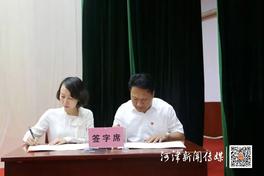 会上,杨赟与各考点主考签订了《2019年普通高校招生考试考务管理和