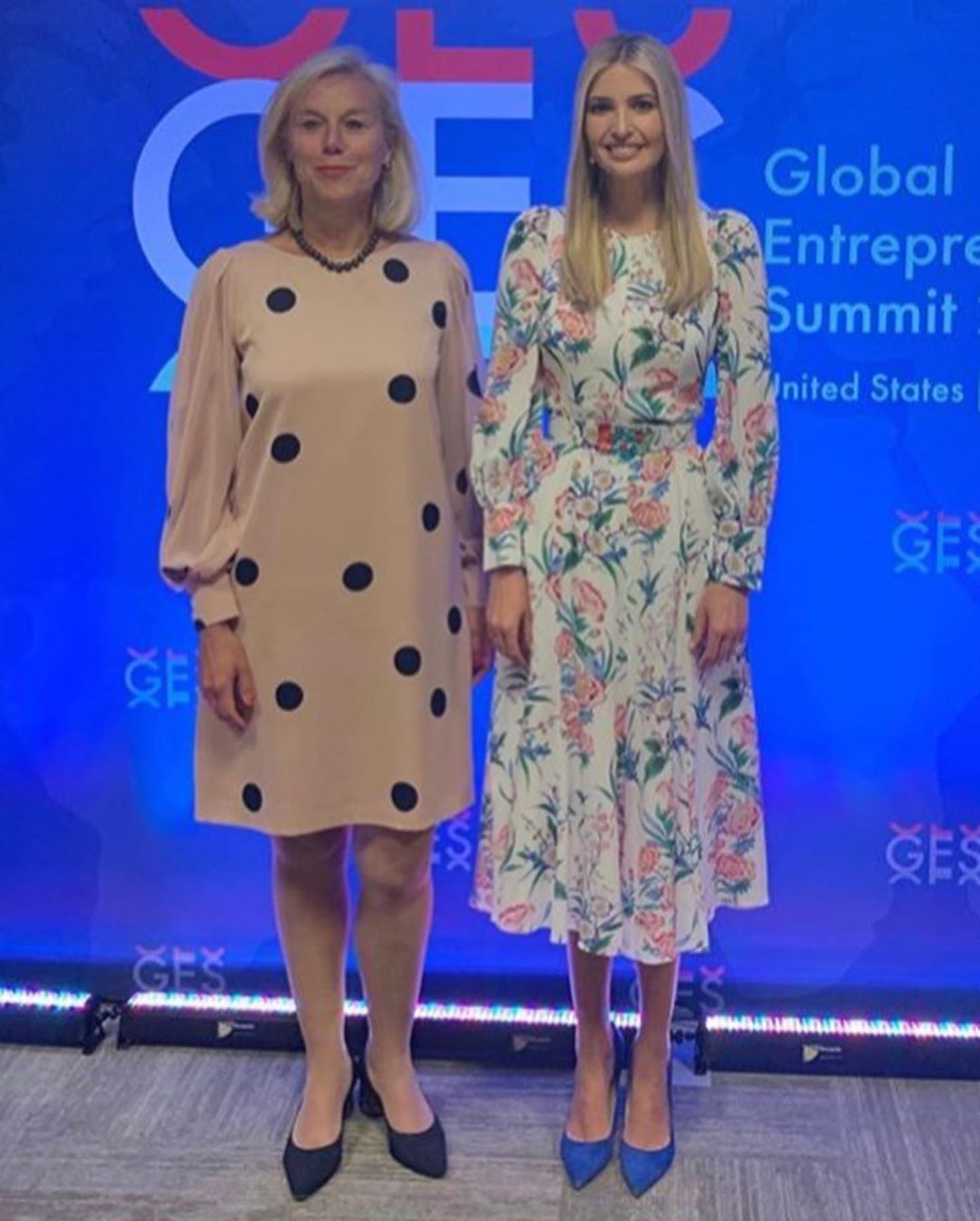 川普小女儿也穿印花装,撞上姐姐伊万卡宫廷风花卉裙,气质被碾压