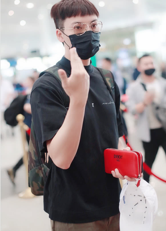 原创陈伟霆身穿黑色t恤留着小锅盖头现身 反差萌就是这样可盐可甜