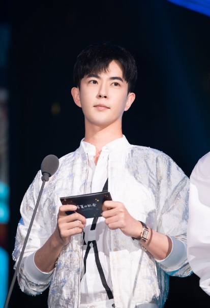 原创于朦胧树脂装饰夹克,搭配墨饰牛仔裤亮相颁奖,优雅大气极具质感