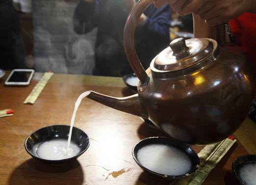 解密让无数诗人为之痴狂的绿酒到底有什么来头