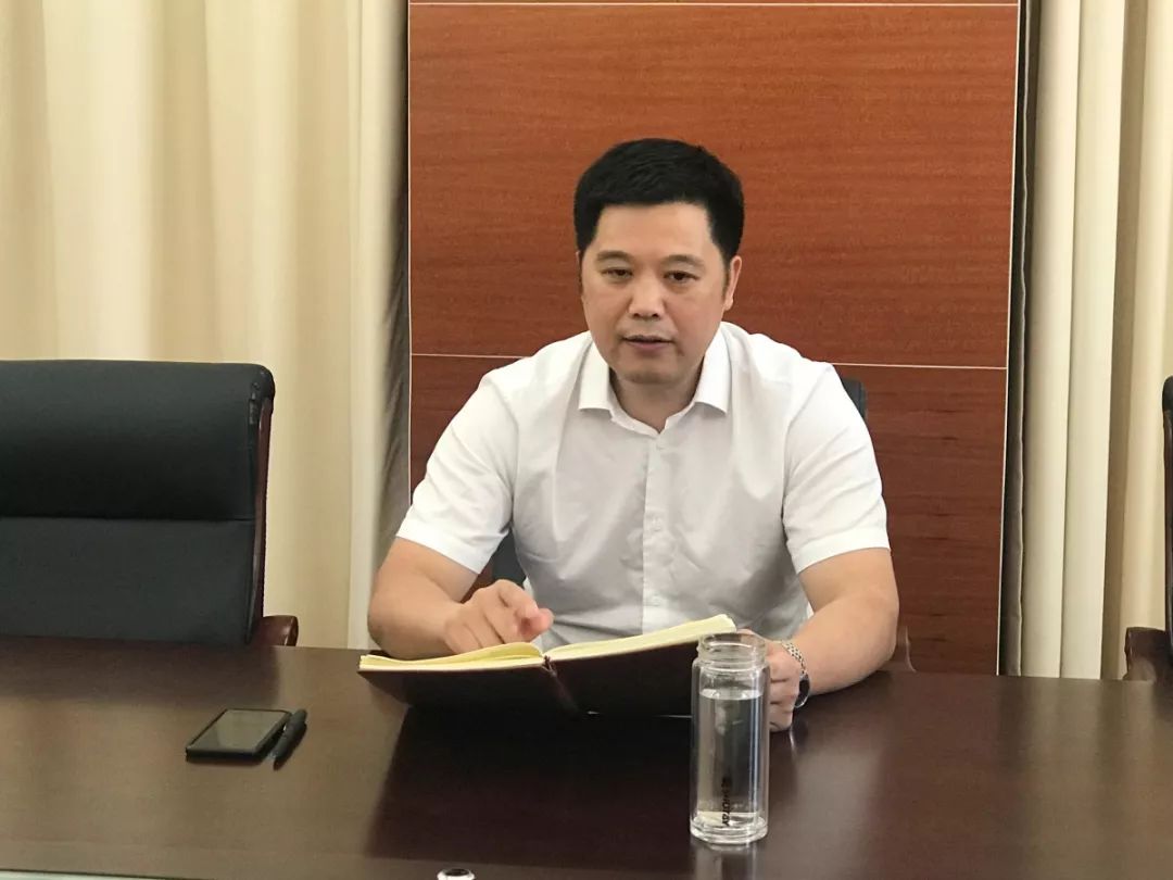 街道党工委书记丁志元听取了与会人员在创建过程中遇