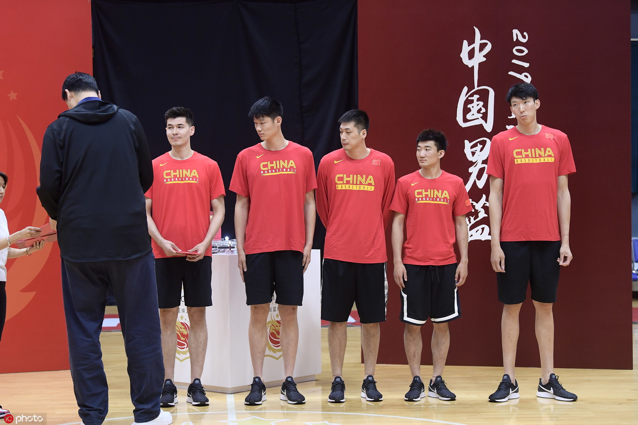 中国男篮开启世界杯集训 队列整齐姚明露满意笑容