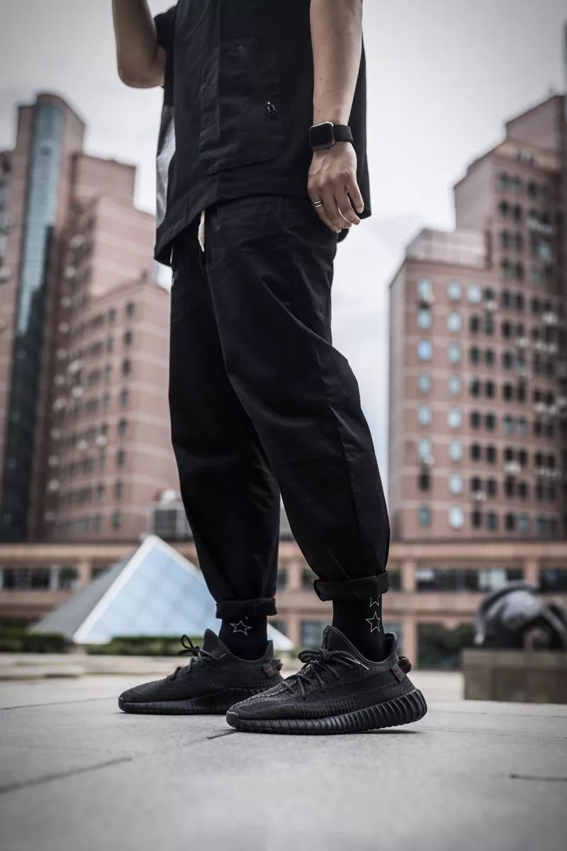 看完这组黑天使yeezy抢先上脚图你的钱包又要遭殃了