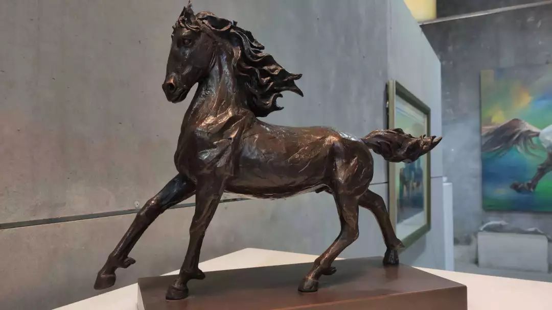 青山宣东达山上奔来一群蒙古马附视频