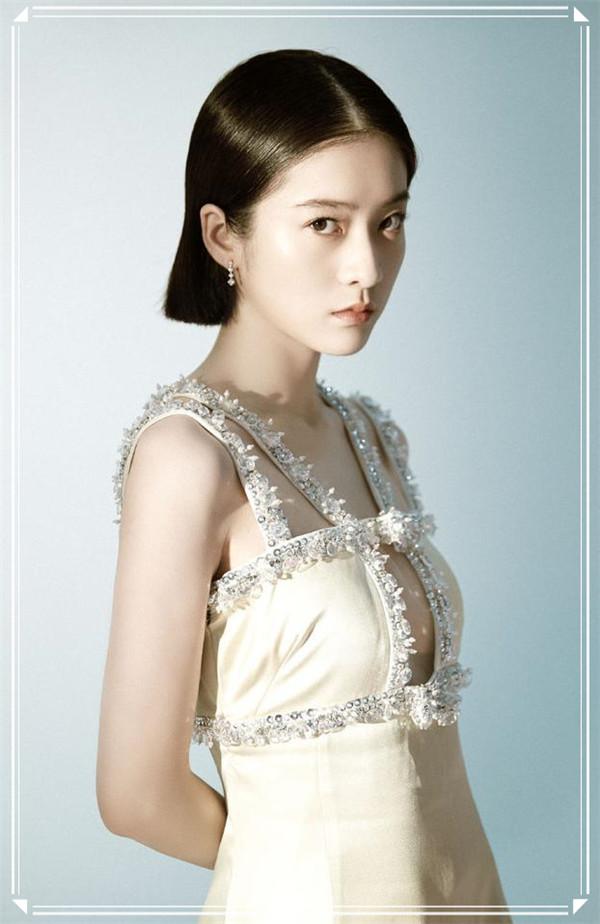 原创同烫外翻卷发34岁王丽坤满屏仙女范21岁张雪迎却折腾出大妈气