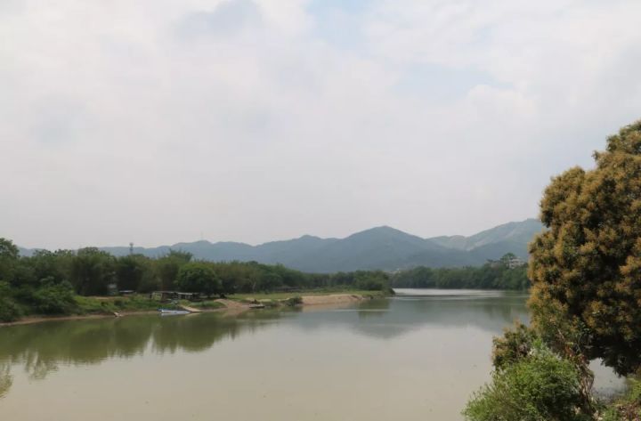 至龍華鎮流經香溪堡景區,又稱香溪河.