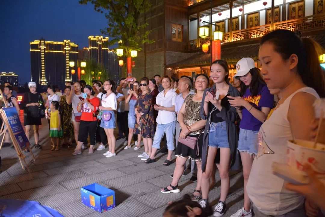 常德河街惊现神秘悬浮人围观群众惊呆了