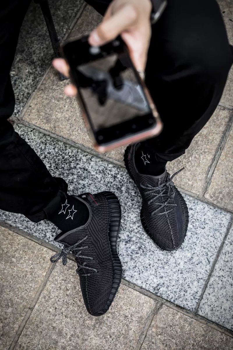 看完这组黑天使yeezy抢先上脚图你的钱包又要遭殃了