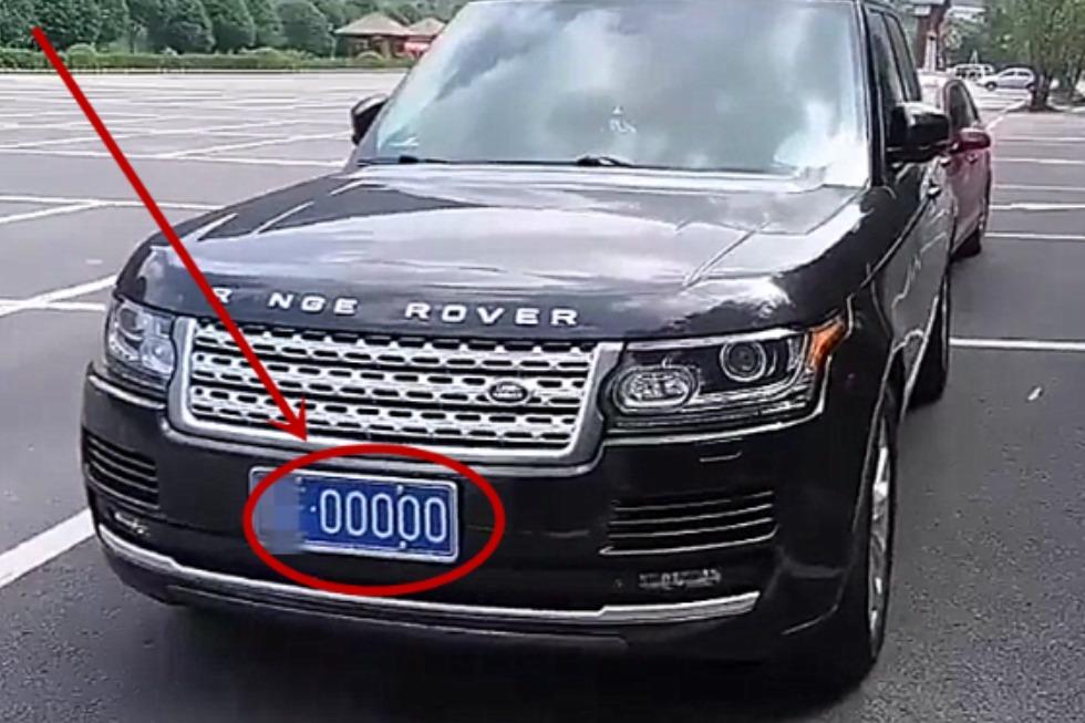 206万路虎揽胜现身停车场车牌就值160万网友还能增值