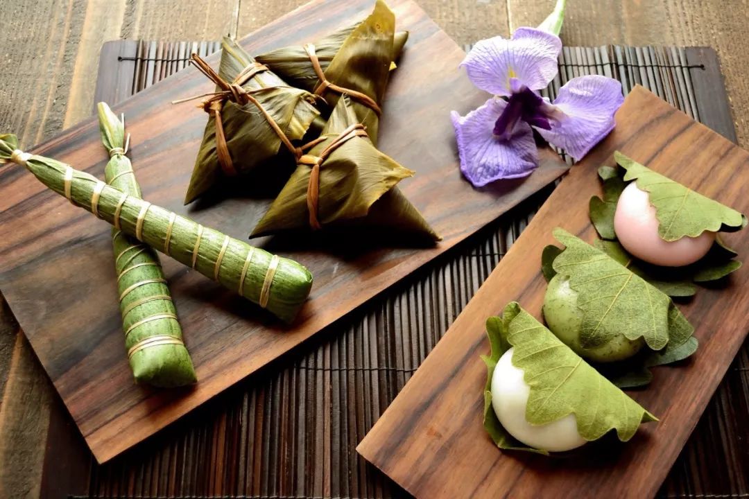 还在门上摆菖蒲叶,屋内挂钟馗驱鬼图,吃去邪的糕团(称"柏饼)或粽子