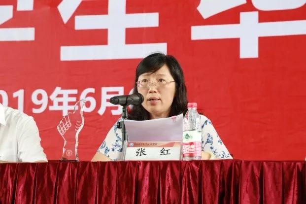 ▼典礼上,副校长张红宣读了《关于表彰学校2019届优秀毕业生,毕业生奖