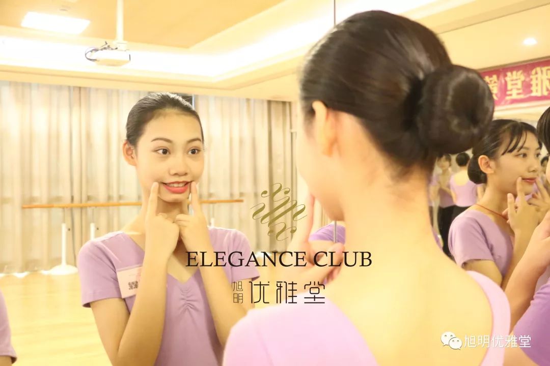 c)让面部表情更加生动的三块肌训练b)如何拥有亲和力的微笑a)如何拥有