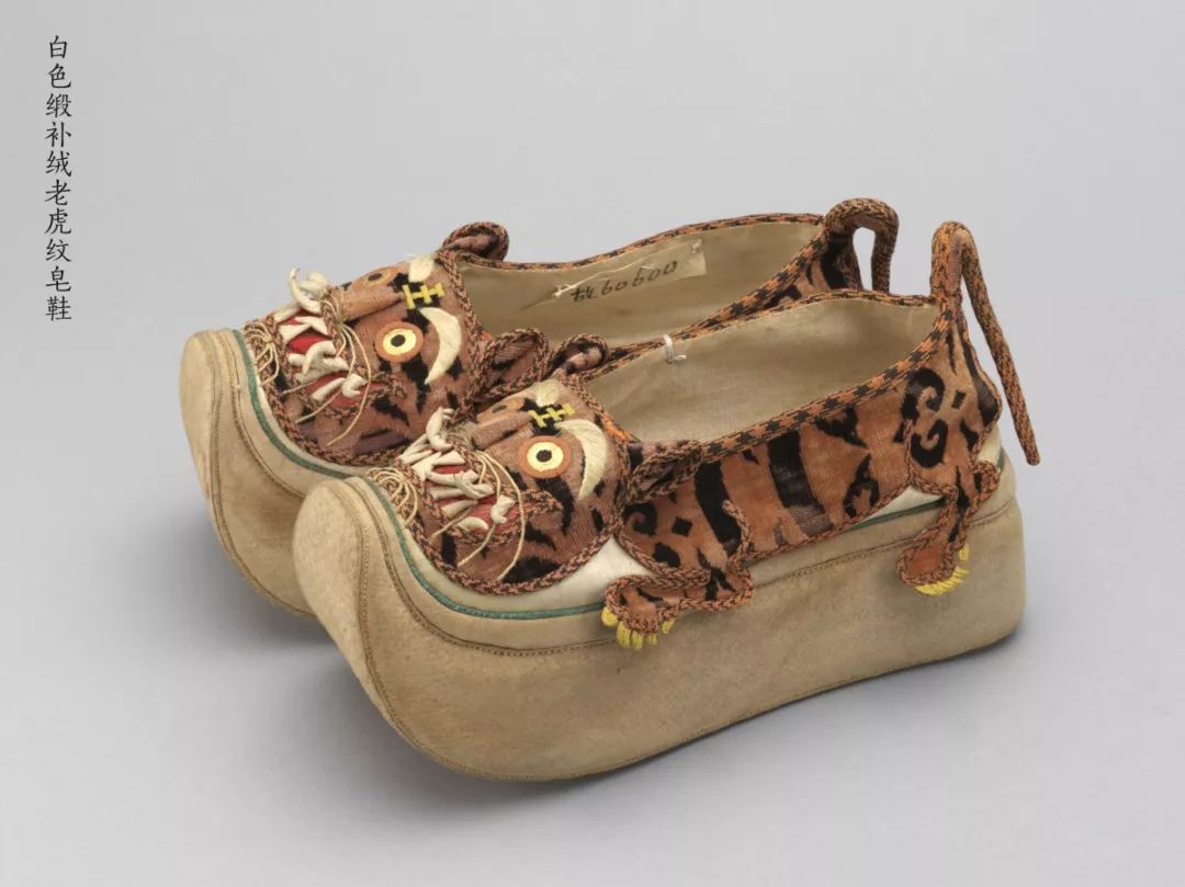 白色缎补绒老虎纹皂鞋故宫博物院藏黄色缎钉金线绣虎头纹小夹鞋故宫