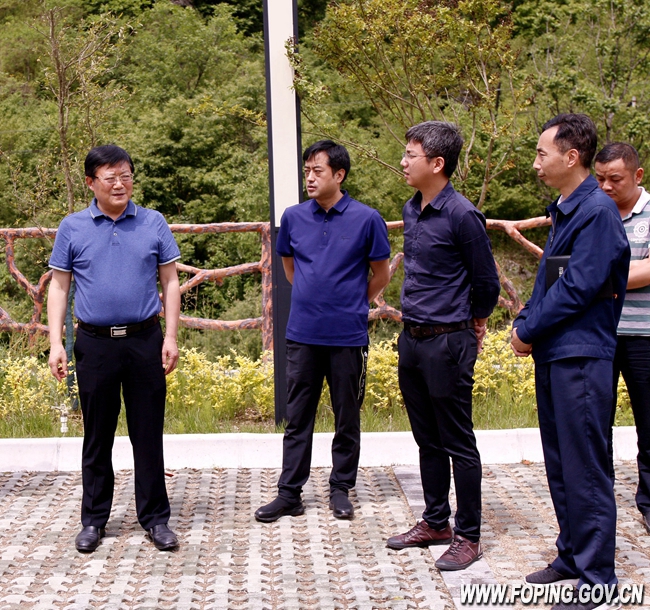 6月6日,县长冯永清检查集中式饮用水水源地保护工程建设工作