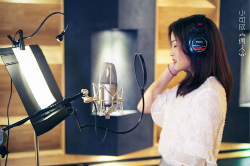 小可欣发布催泪情歌《偶人》 揪心诠释爱的卑微