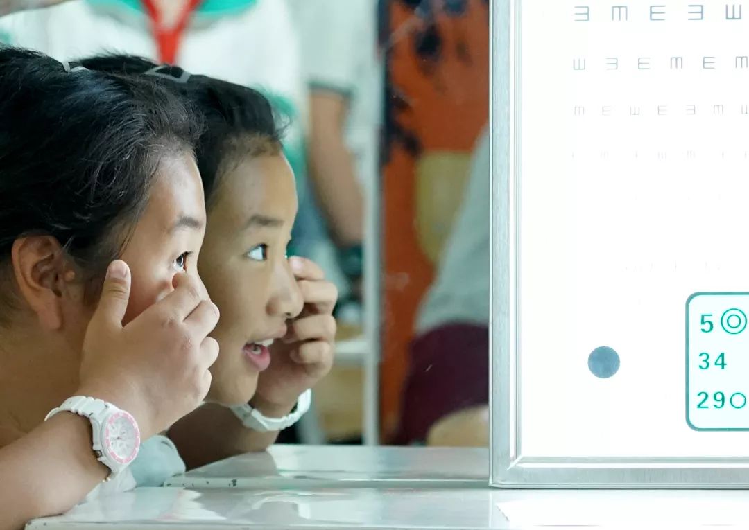 6月4日,新疆喀什市第三师第一中学的学生在检查眼睛.