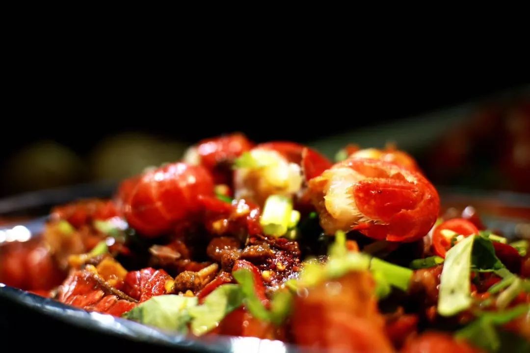 烤制配以辣椒,花椒等各色辅料足量的虾尾放置在锡纸上锡纸虾尾劲道