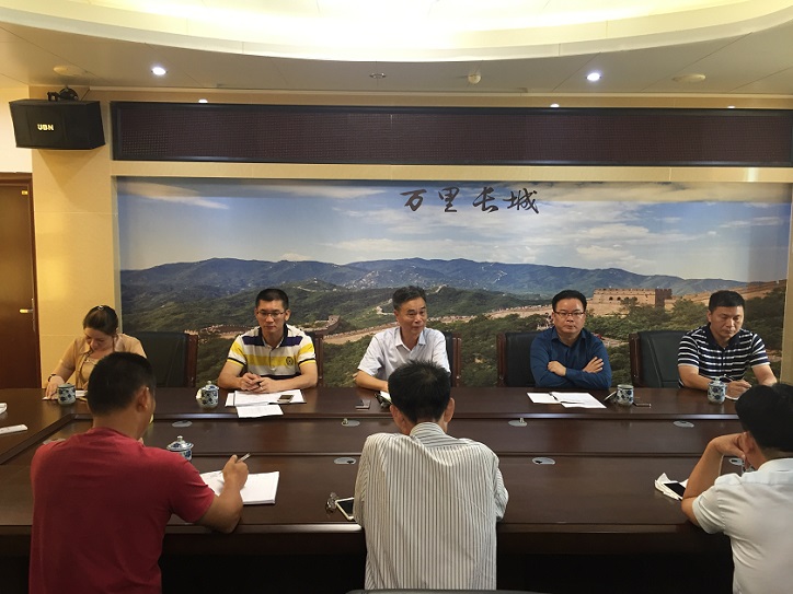 遂溪县副县长吴刚同志带领县自然资源局同志一道到草潭镇开展拆旧复垦