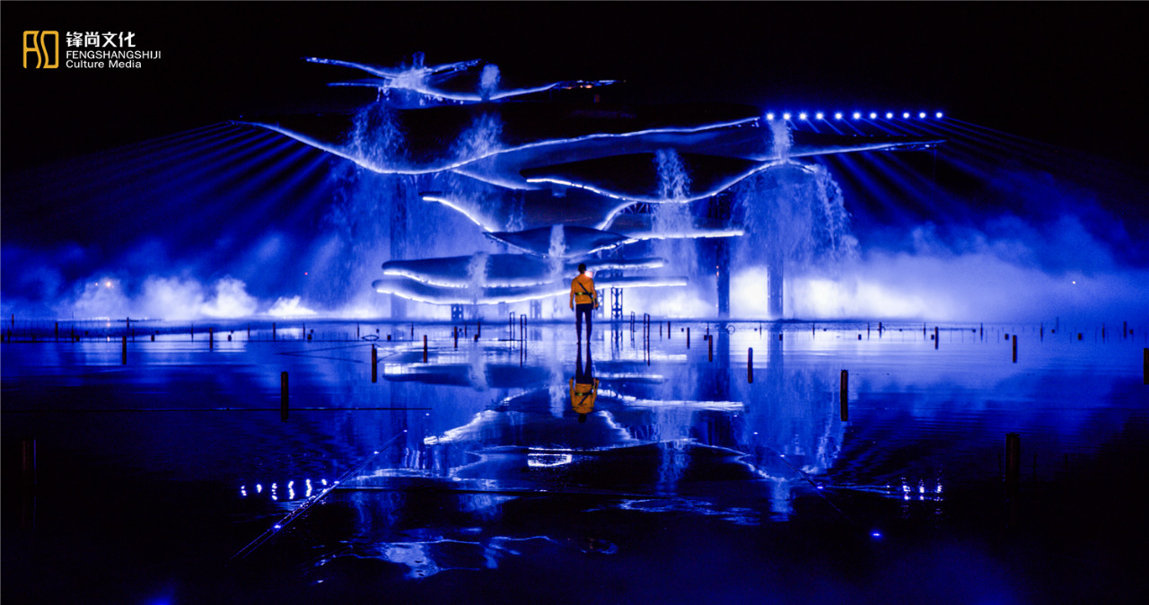 矩阵创下国内最大面积全水下喷泉矩阵的新记录,配合可升降演出水舞台