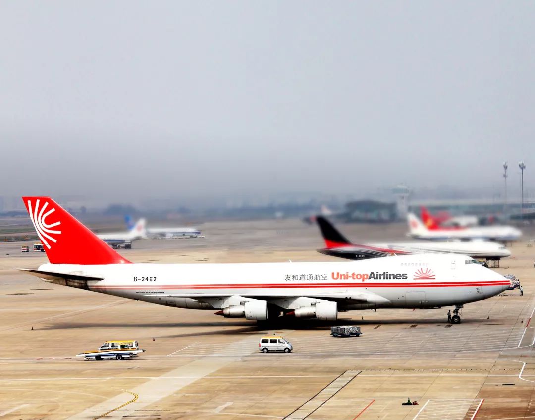会员动态热烈祝贺友和道通航空总部办公大楼喜封金顶