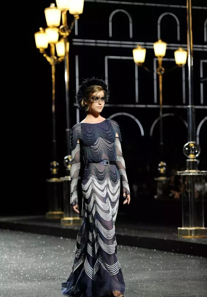 致敬世界顶级服装设计师巨星老佛爷karllagerfeld看他一生的时装秀场