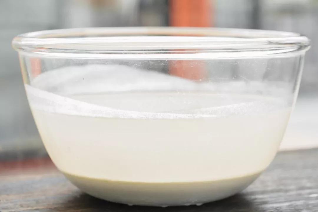 3,将淀粉水静置沉淀6小时以上(盖上保鲜膜放冰箱冷藏).