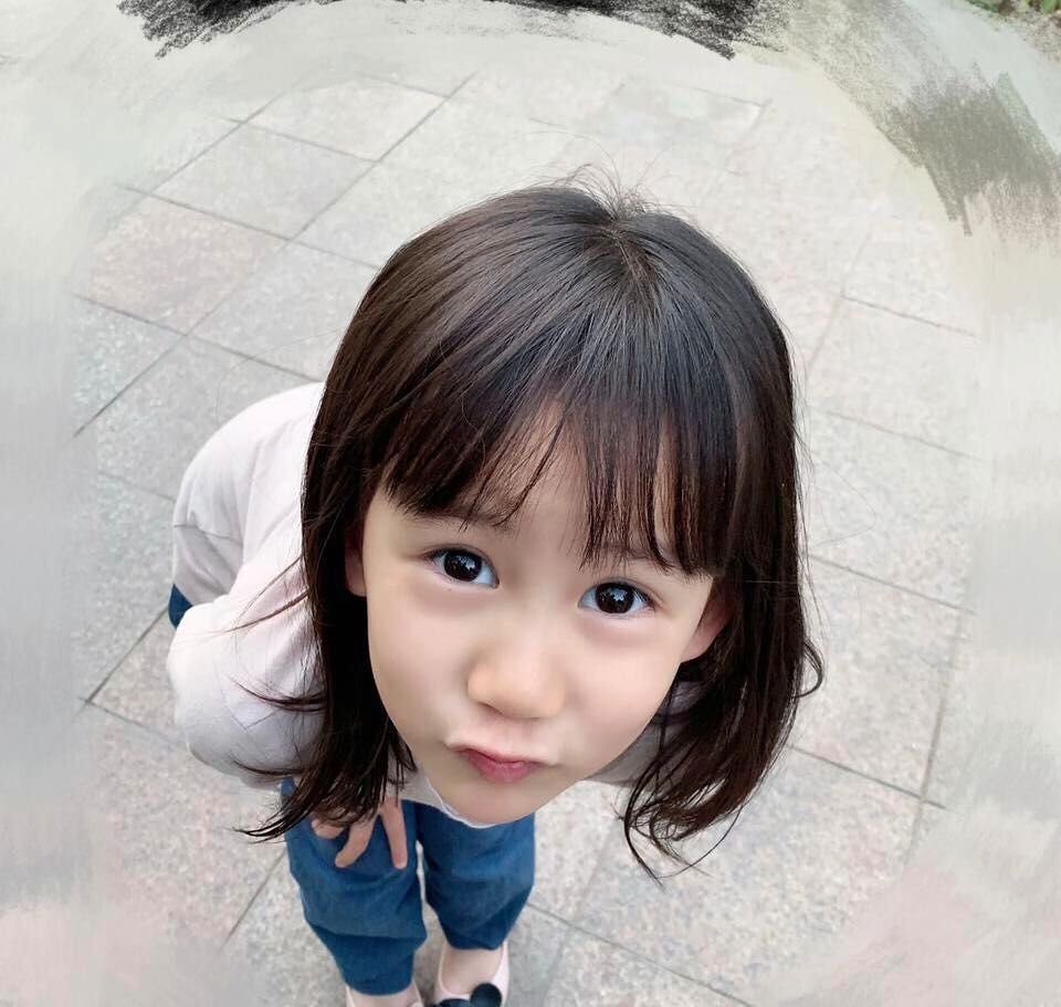 黄磊晒多妹近照黄少艾瞪着大眼嘟嘴卖萌像极了陆毅家贝儿妹妹