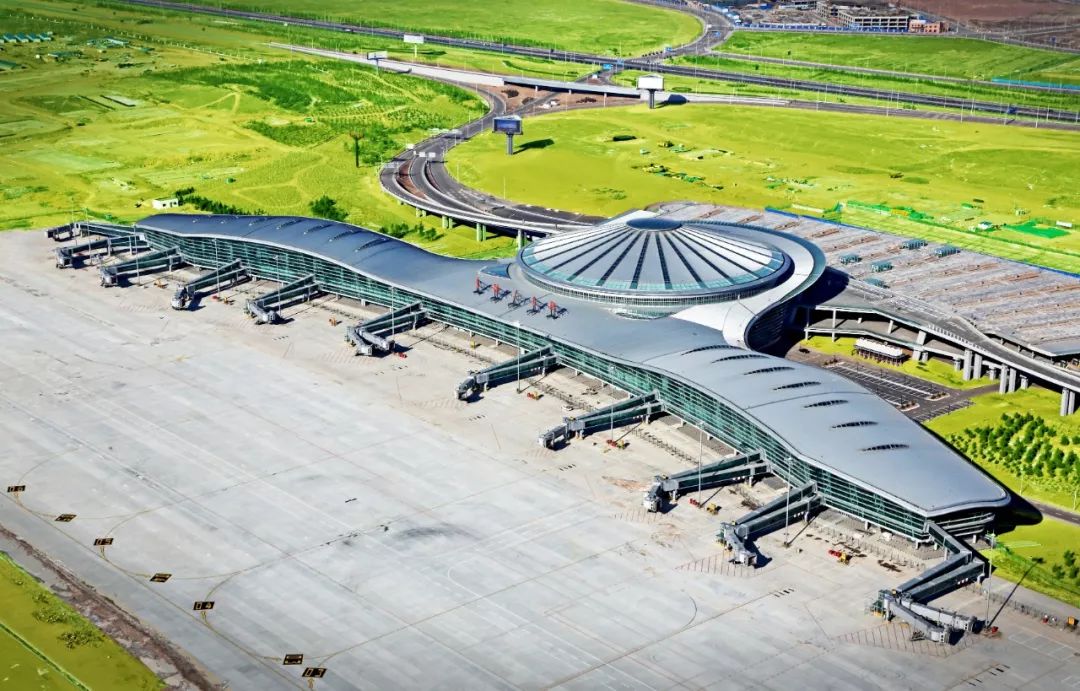 当飞机平稳降落于鄂尔多斯伊金霍洛国际机场,草原雄鹰般造型的机场让