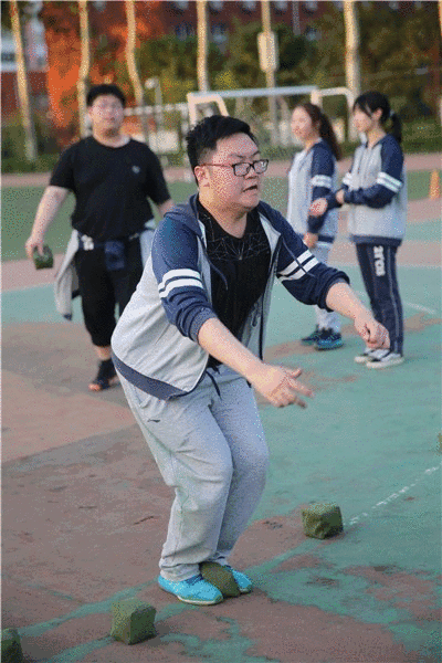 传统游戏:踩高跷