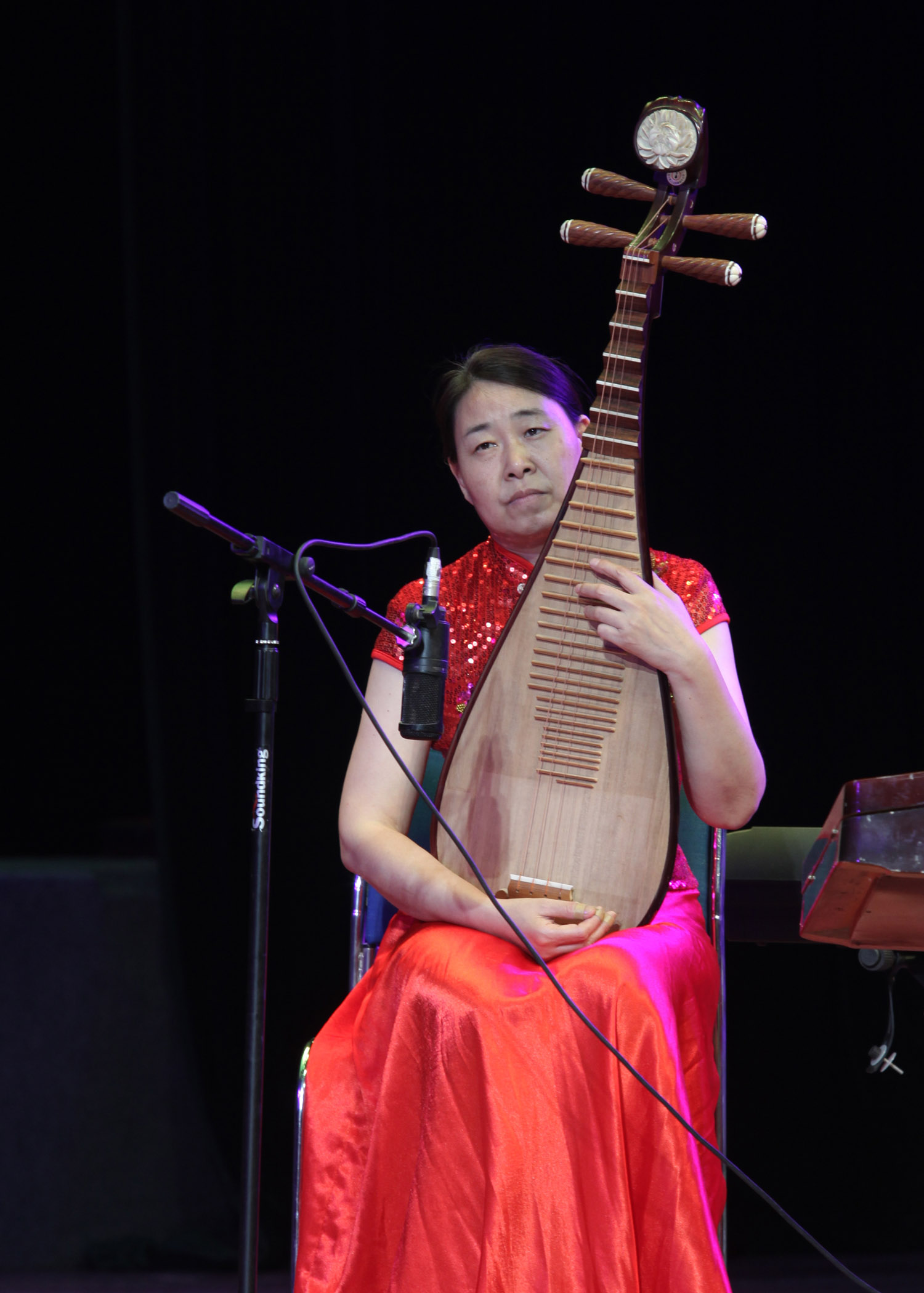 长子鼓书金镖记和抢毡帽等节目在潞州剧院表演