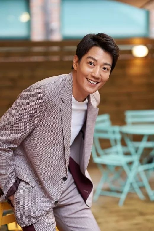 韩星金来沅携新片受访添成熟型男魅力