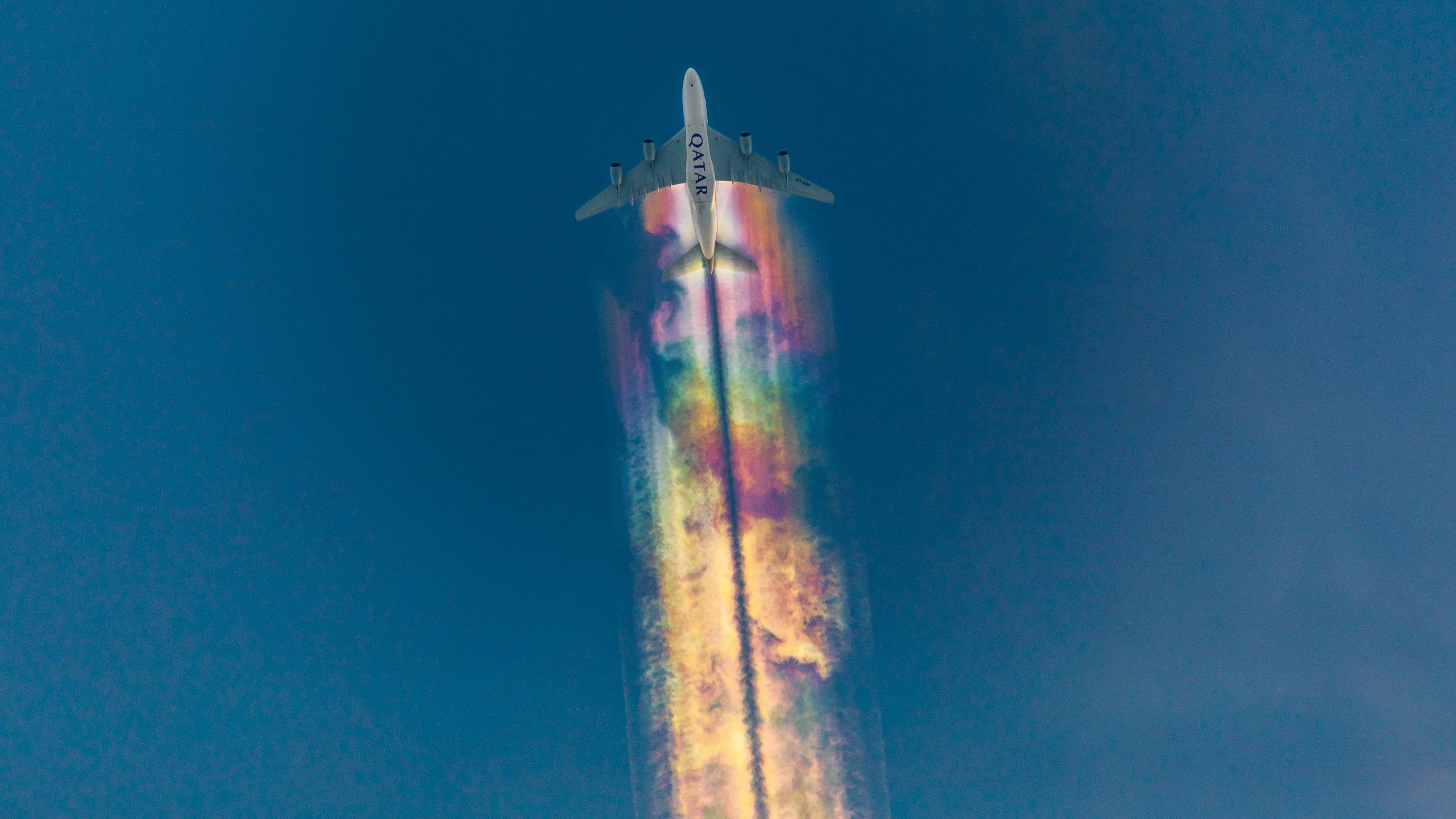 难得一见!摄影师拍飞机飞过蓝天划出彩虹轨迹